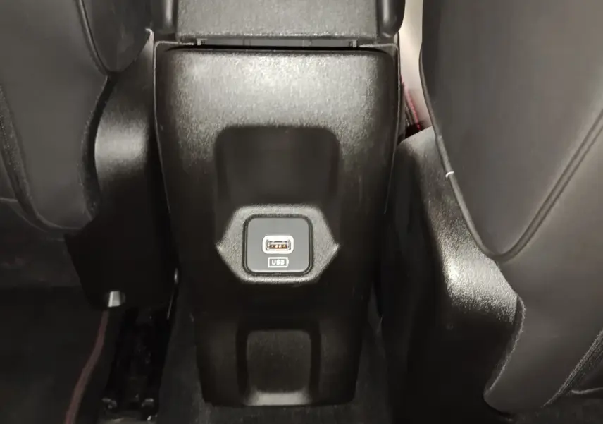 Prise USB arrière noire entre les sièges avant en cuir dans le Fiat 500X 2021 version Sport.