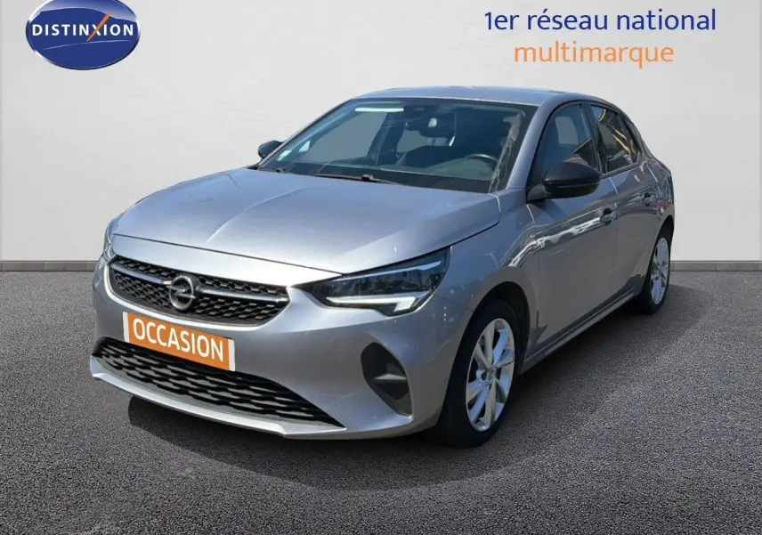 Opel Corsa 1.2 75 Elegance gris quartz métal vue 3/4 avant avec calandre noire et phares LED allumés.