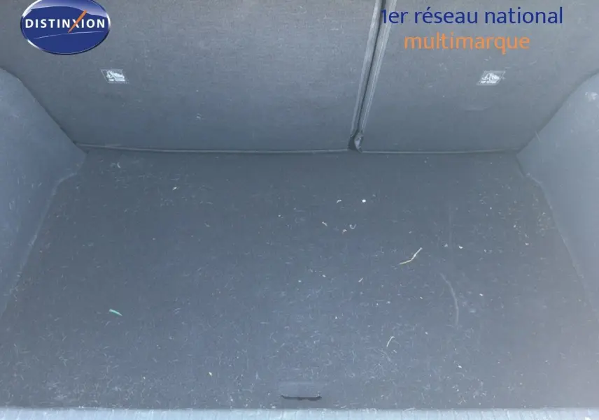Coffre vide en vue plongeante d’une Opel Corsa 1.2 75 Elegance gris quartz metal, intérieur tissu noir.