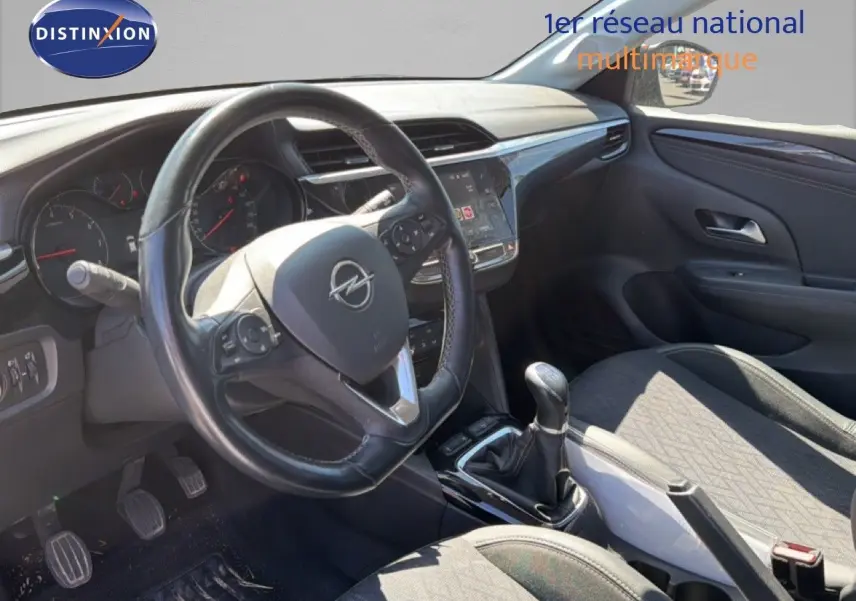 Vue intérieure côté conducteur de l’Opel Corsa 1.2 75 Elegance 2022 avec volant cuir noir et levier de vitesses manuel.