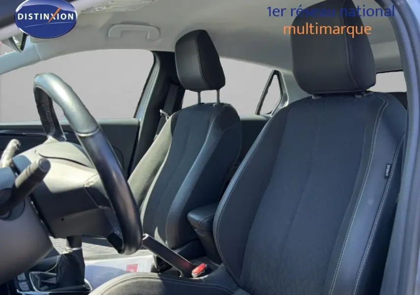 Vue intérieure côté conducteur de l’Opel Corsa 1.2 75 Elegance 2022 avec sièges tissu noir et volant cuir.