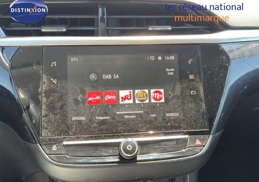 Vue rapprochée de l’écran tactile central de l’Opel Corsa gris quartz métal, affichant les stations radio DAB.