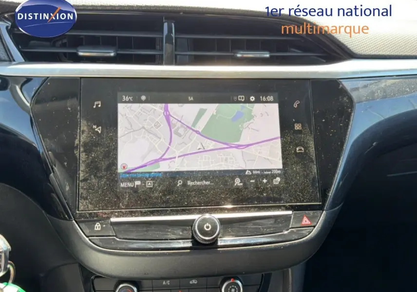 Vue rapprochée de la console centrale avec écran tactile affichant la navigation, intérieur noir brillant d’une Opel Corsa gris quartz.