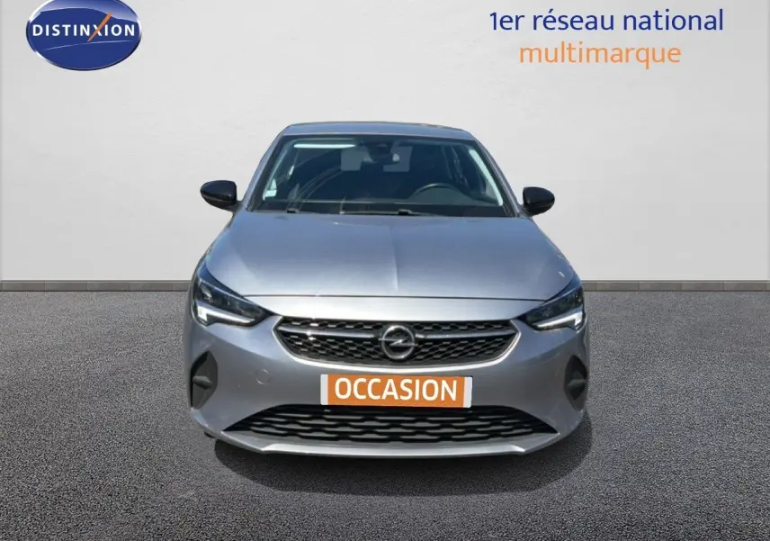 Vue frontale d'une Opel Corsa 1.2 75 Elegance gris quartz métal avec calandre noire et phares LED allumés.