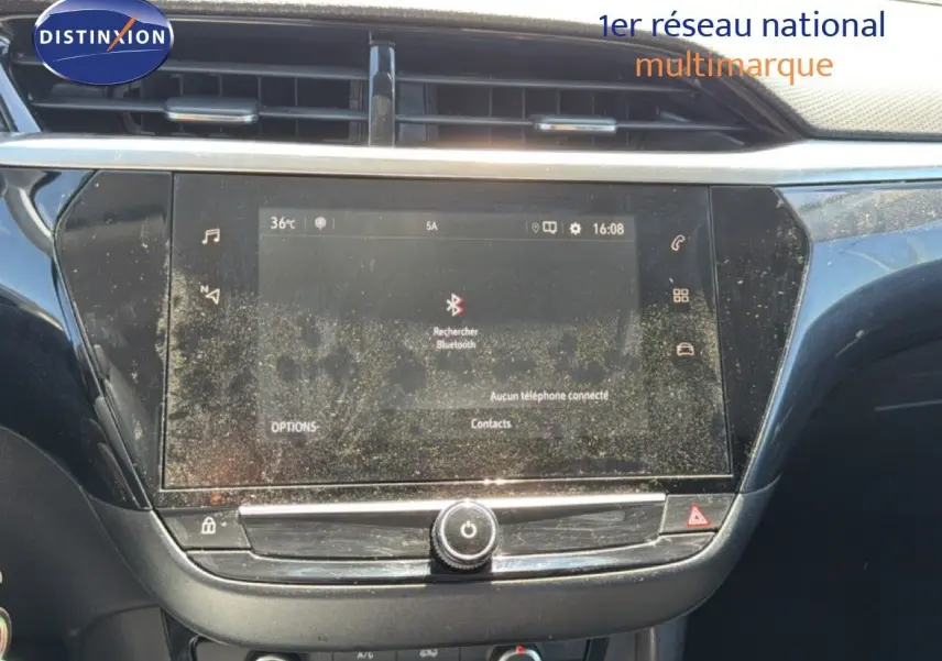 Vue rapprochée de l’écran tactile central de l’Opel Corsa gris quartz métal, affichant la connexion Bluetooth.