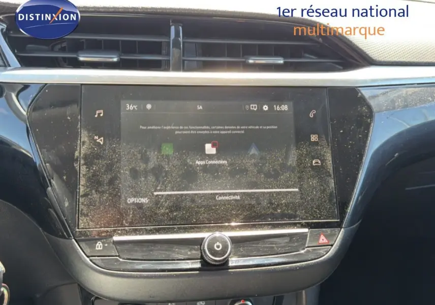 Vue rapprochée de l’écran tactile central de la console d’une Opel Corsa gris quartz métal, version 1.2 75 Elegance.