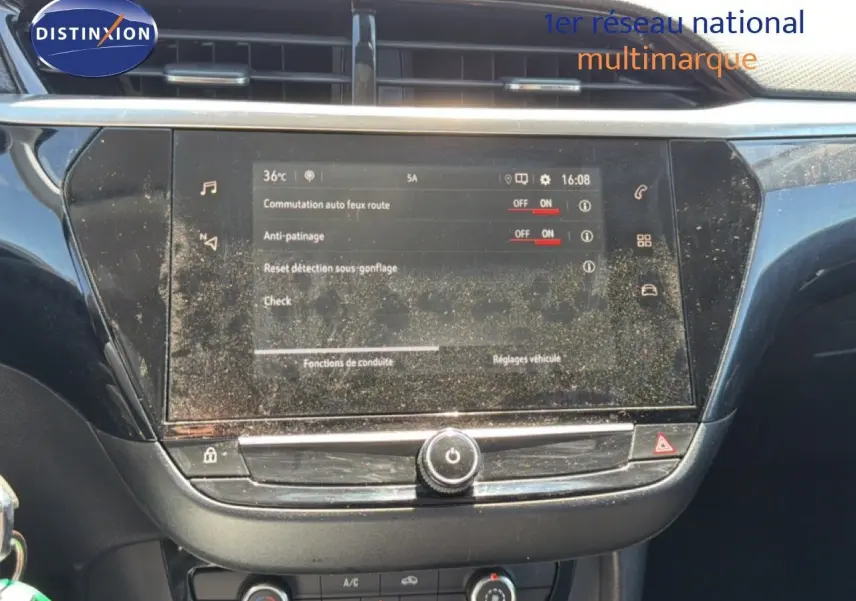 Vue rapprochée de l’écran tactile central de l’Opel Corsa 1.2 75 Elegance 2022 avec commandes de conduite affichées.