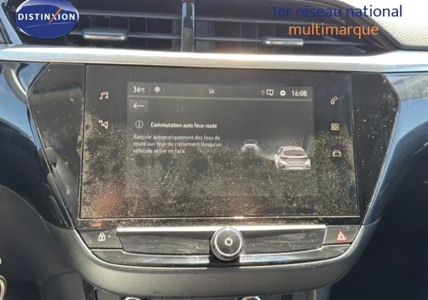 Vue rapprochée de l’écran tactile central de l’Opel Corsa gris quartz métal, affichant les réglages d’aide à la conduite.