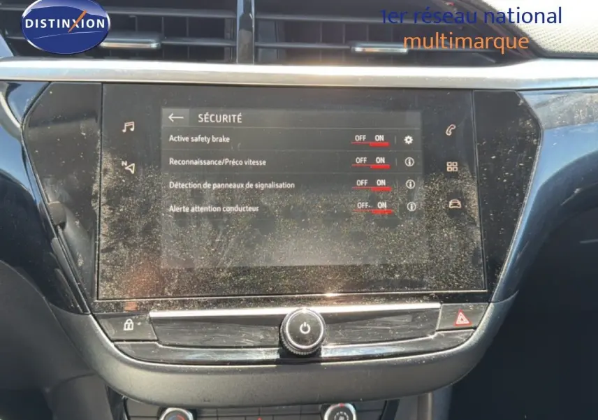 Écran tactile central de l’Opel Corsa 1.2 75 Elegance 2022, vue intérieure du tableau de bord noir.