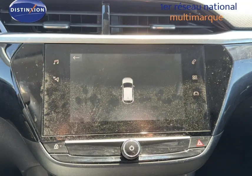 Vue rapprochée de l’écran tactile central noir de l’Opel Corsa gris quartz métal 2022, avec commandes visibles.