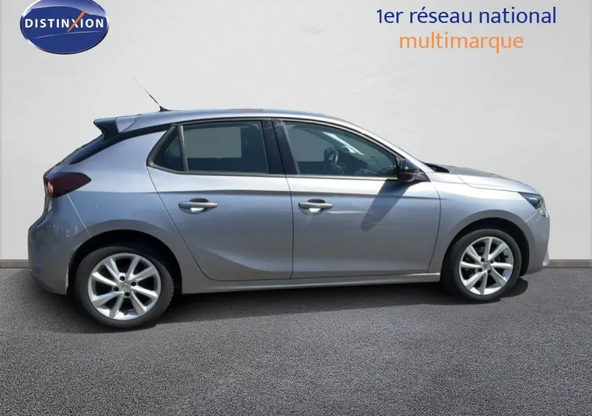Vue latérale droite d'une Opel Corsa 1.2 75 Elegance gris quartz metal, compacte à cinq portes avec jantes alliage.