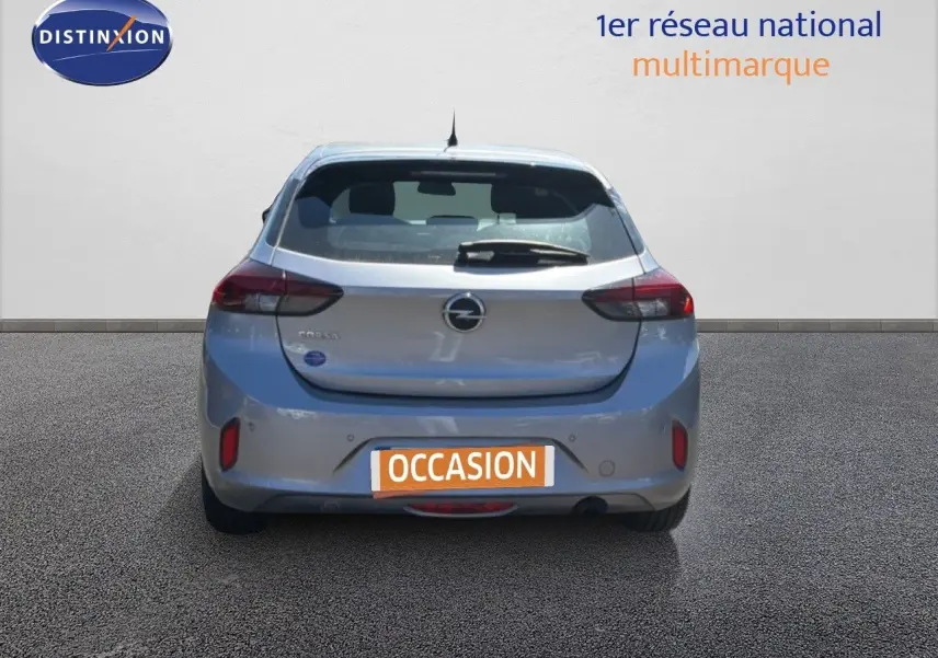 Vue arrière d'une Opel Corsa 1.2 75 Elegance gris quartz métal, avec feux arrière LED et hayon cinq portes.