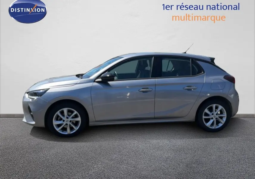 Vue de profil côté gauche d'une Opel Corsa 1.2 75 Elegance gris quartz métal à 5 portes, jantes alliage 16 pouces.