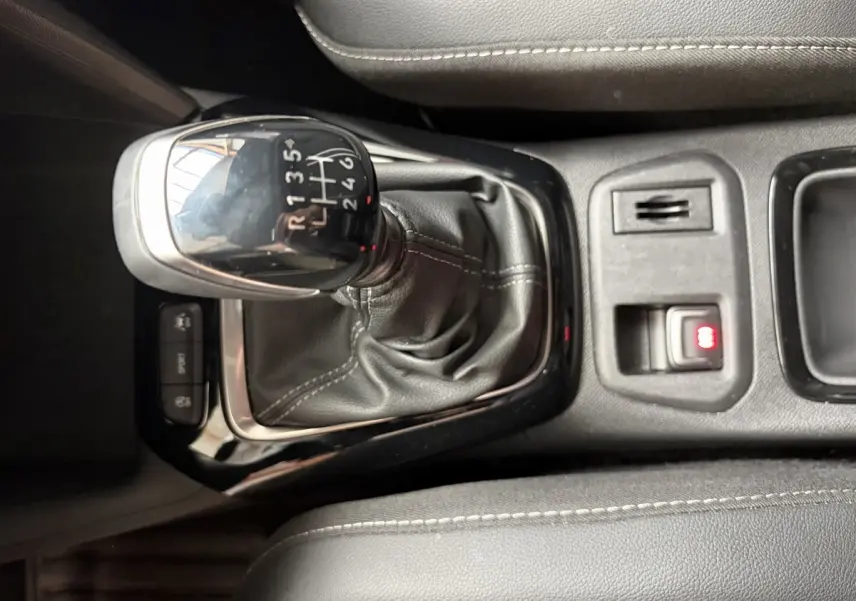 Gros plan sur le levier de vitesses manuel en cuir noir de l’Opel Corsa 1.2 Turbo 2025, avec bouton frein à main électrique.