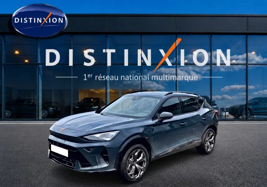 Vue 3/4 avant droit d'un CUPRA Formentor bleu fjord garé devant une concession Distinxion.