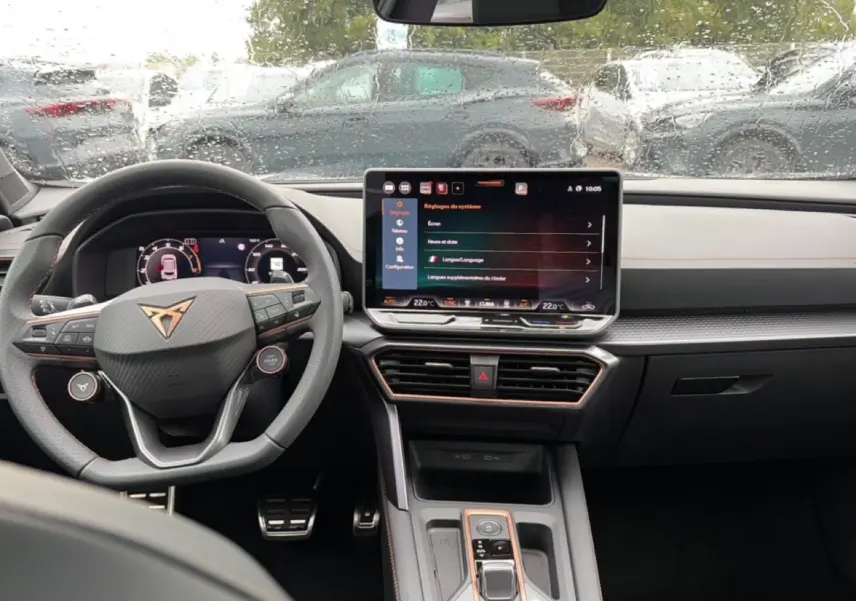 Vue intérieure avant du tableau de bord du CUPRA Formentor 1.5 etsi hybrid 2026 avec volant sport et écran tactile central.
