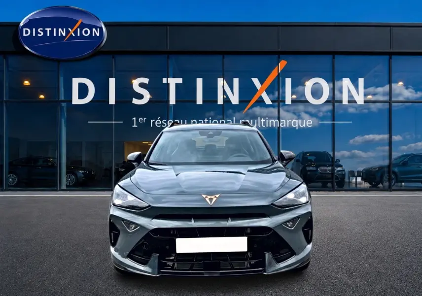 Vue frontale d'un CUPRA Formentor 1.5 etsi hybrid bleu fjord, avec logo CUPRA distinctif et calandre noire sportive.
