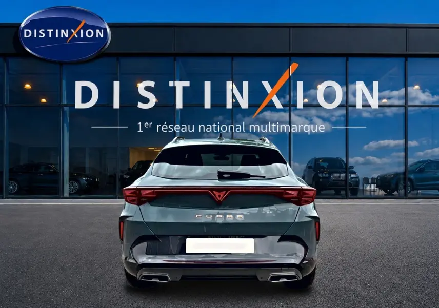 Vue arrière d'une CUPRA Formentor bleu fjord 2026 avec feux arrière LED et double sortie d'échappement.