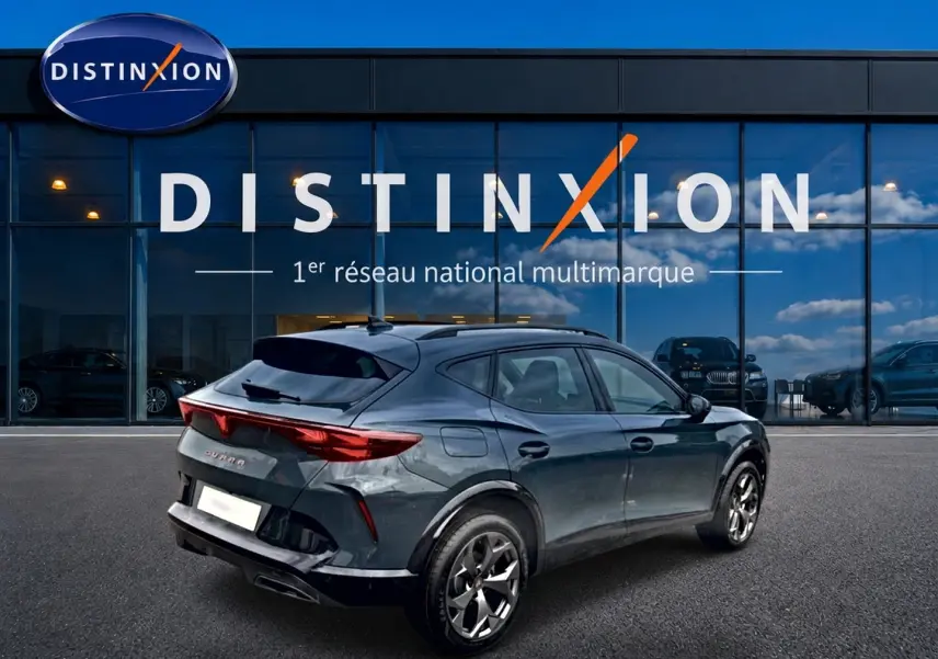 Vue 3/4 arrière droite d'un CUPRA Formentor bleu fjord 2026 avec jantes 18 pouces et feux arrière LED distinctifs.