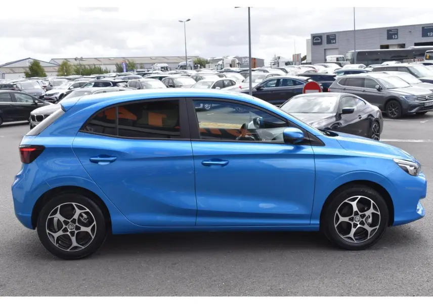 Vue de profil côté gauche d'une MG3 1.5 HYBRID+ 195 Luxury bleu métallisé avec jantes alliage 16 pouces.