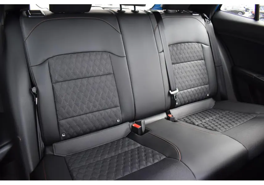Vue rapprochée des sièges arrière noirs en cuir matelassé du MG3 1.5 HYBRID+ 195 LUXURY, intérieur élégant et soigné.