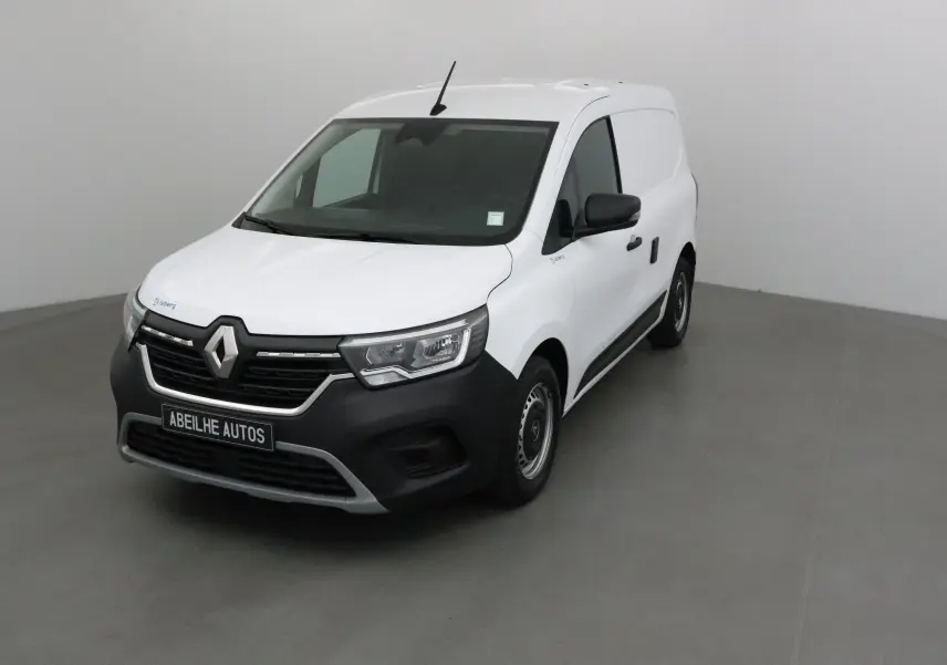 Vue 3/4 avant d'un Renault Kangoo blanc version frigo avec calandre noire et logo Renault bien visible.