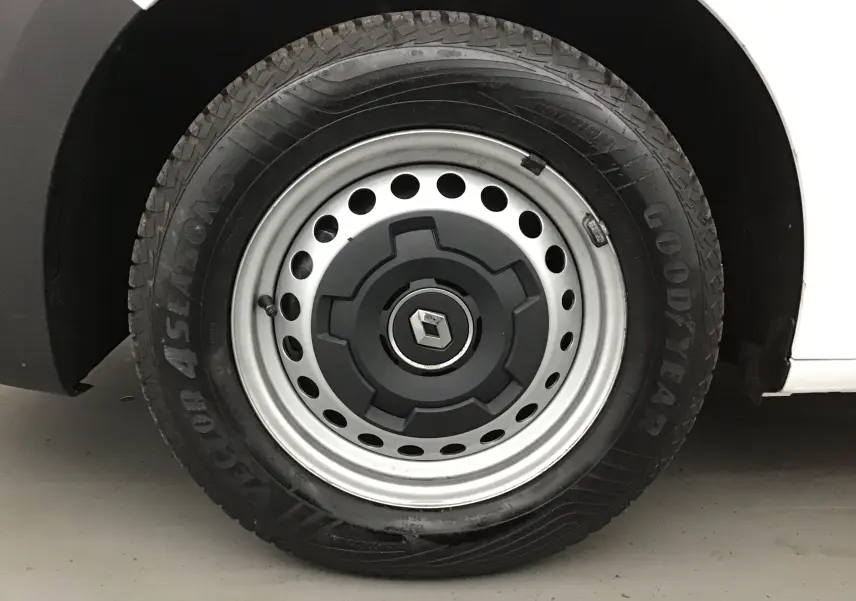 Gros plan sur la roue avant gauche blanche du Renault Kangoo frigo 2022 avec jante acier et logo Renault central.