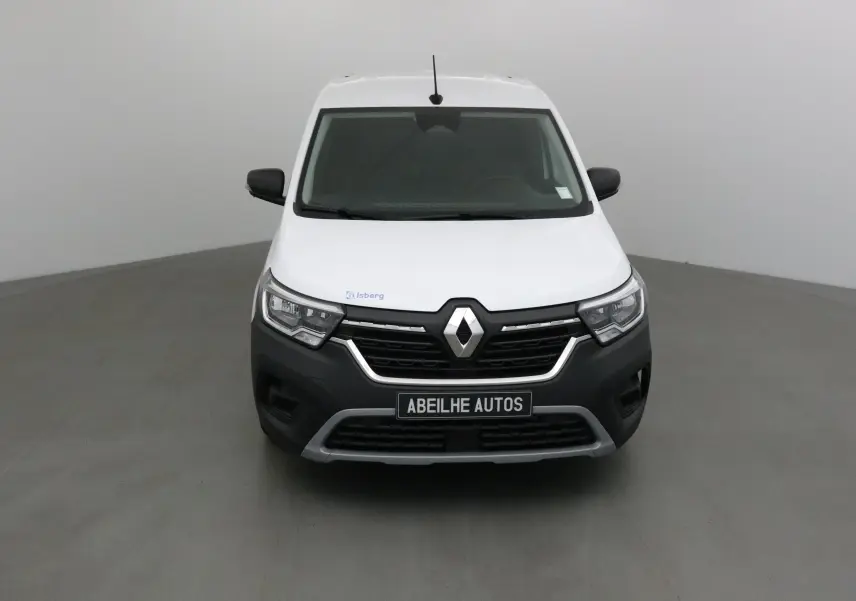Vue frontale d'un Renault Kangoo blanc version frigo avec calandre noire et logo Renault bien visible.