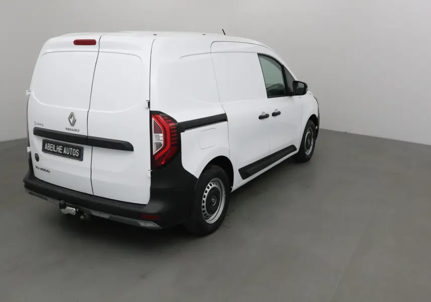 Renault Kangoo blanc en 3/4 arrière droit, utilitaire frigorifique avec porte arrière double et hayon noir.