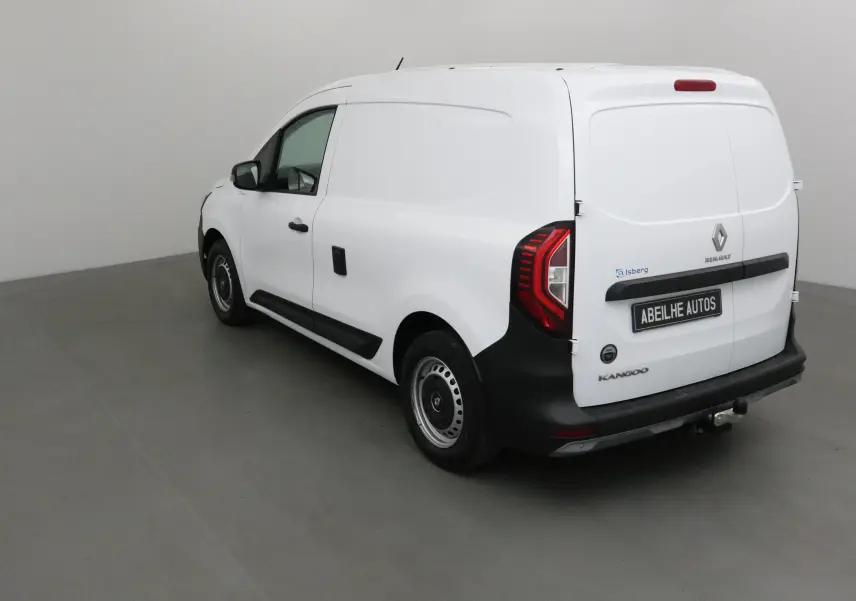 Renault Kangoo blanc vue 3/4 arrière droit, utilitaire frigo avec hayon arrière et feux arrière LED distinctifs.