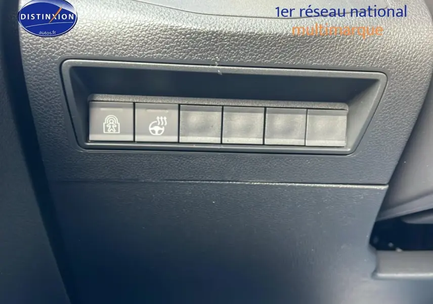 Gros plan sur les boutons de commande noirs du tableau de bord du Citroën Berlingo gris Artense, version 2025.