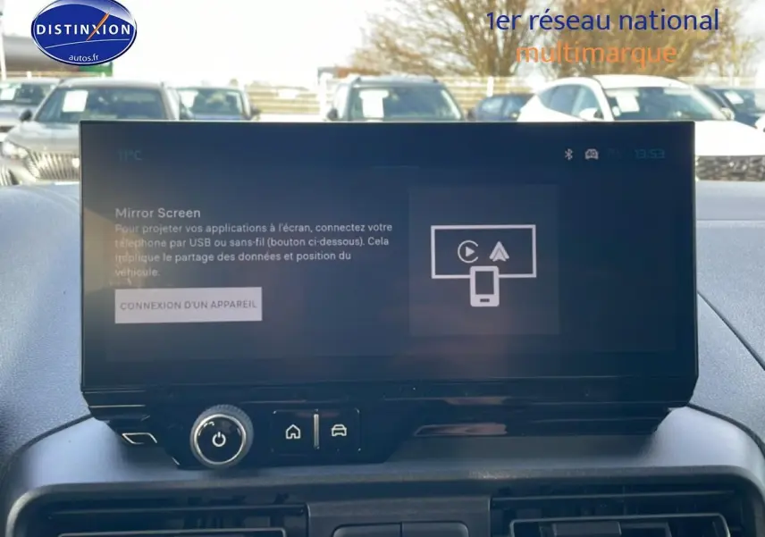 Écran tactile central du Citroën Berlingo gris Artense, vue intérieure frontale du tableau de bord.