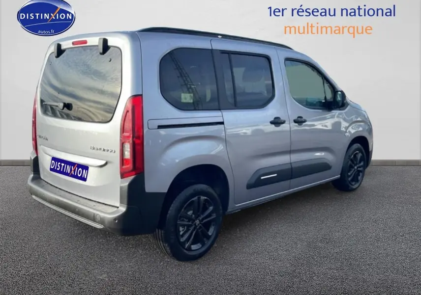 Vue 3/4 arrière droite du Citroën Berlingo gris Artense avec portes latérales et jantes alu noires.