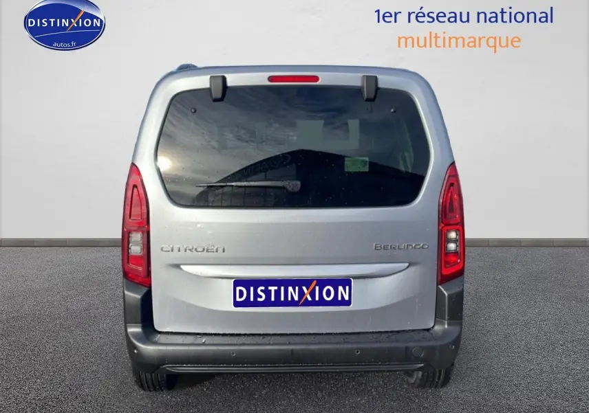 Vue arrière d'un Citroën Berlingo gris Artense avec feux verticaux et pare-chocs noir contrastant.