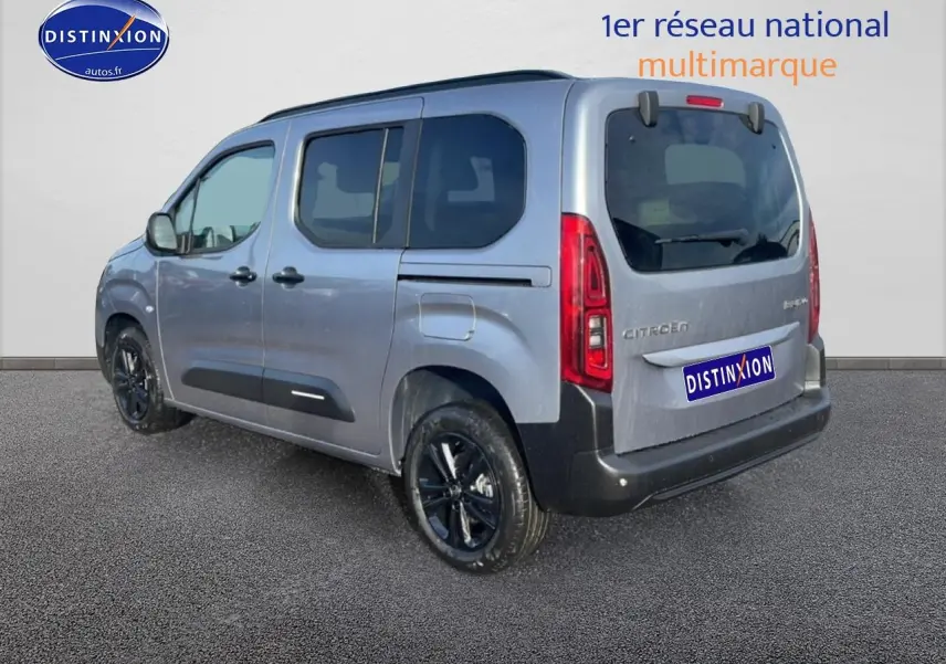 Vue 3/4 arrière droite du Citroën Berlingo gris Artense avec jantes alu noires et portes latérales vitrées.