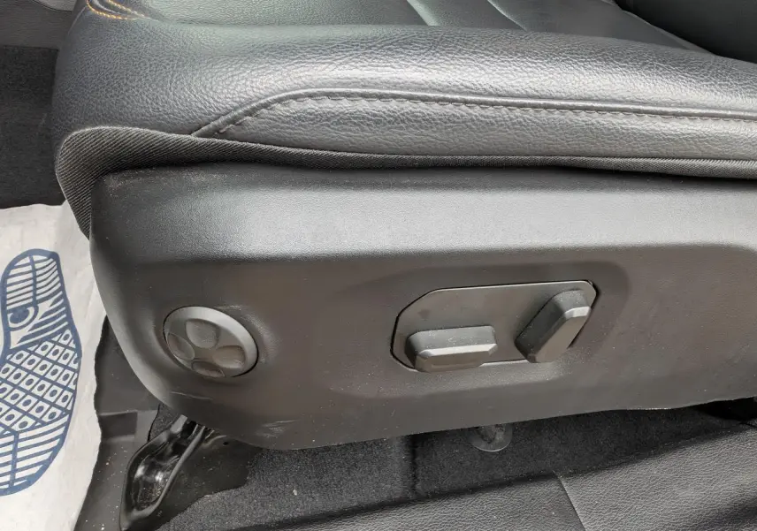 Réglages électriques des lombaires et sièges avant en cuir noir du Jeep Wrangler 2024, vue côté gauche.