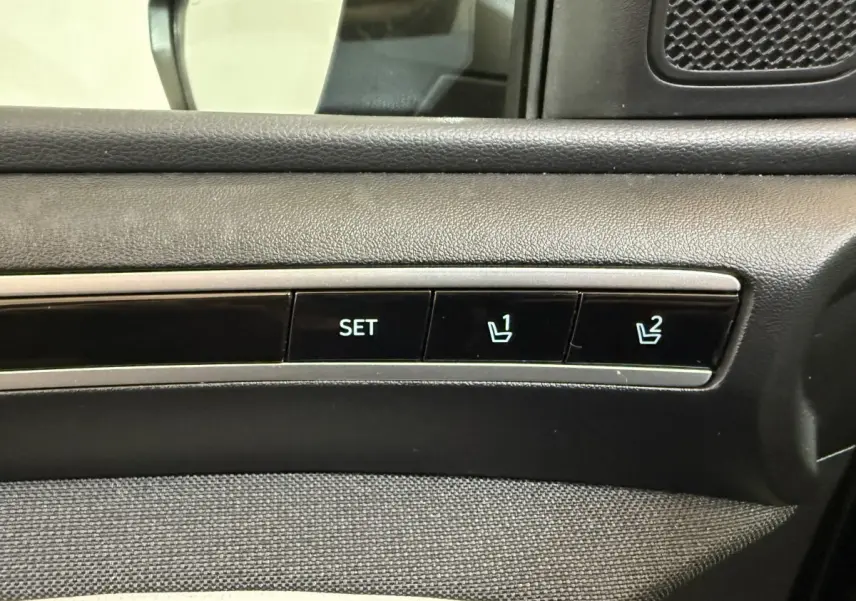 Détail des commandes de réglage mémoire des sièges sur la porte côté conducteur d’un Hyundai Tucson gris foncé.