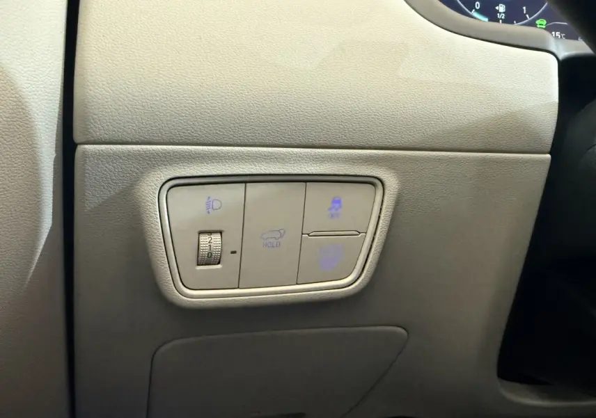 Détail des commandes grises sur le tableau de bord côté gauche du Hyundai Tucson 1.6 Hybrid 230 Executive 2021.