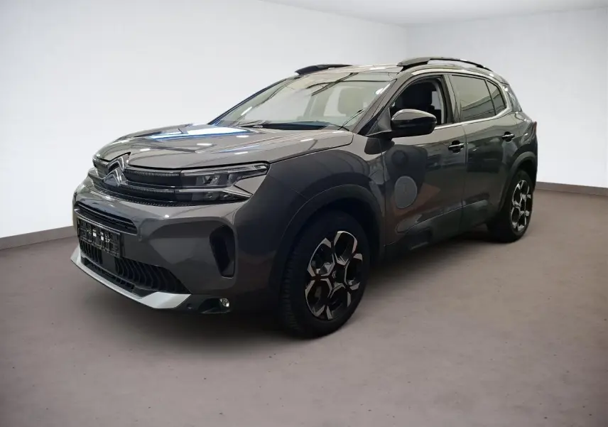 Citroën C5 Aircross gris Platinium en 3/4 avant droit, avec jantes alliage bi-ton et inserts noirs brillants.