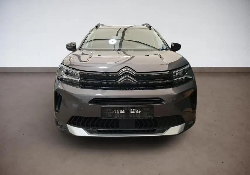 Vue frontale d'un Citroën C5 Aircross gris Platinium avec calandre noire et insert argenté sur le bouclier.