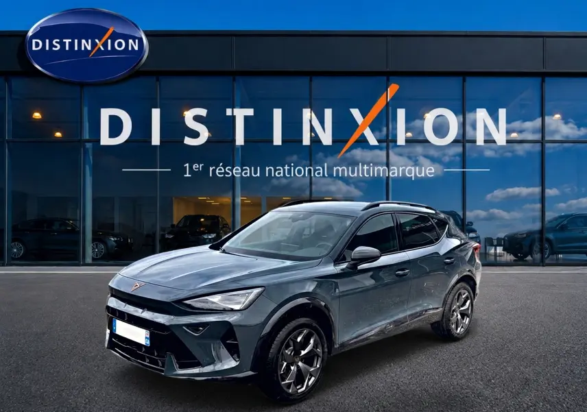 Vue 3/4 avant d'un CUPRA Formentor bleu fjord garé devant une vitrine avec logo Distinxion.
