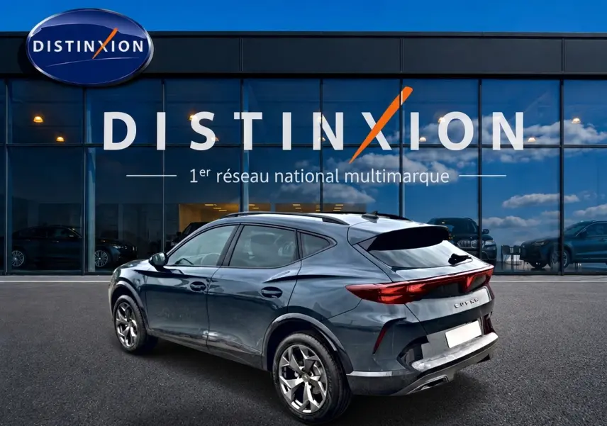 Vue 3/4 arrière droite d'un CUPRA Formentor bleu fjord 2026 avec feux arrière LED et jantes 18 pouces.