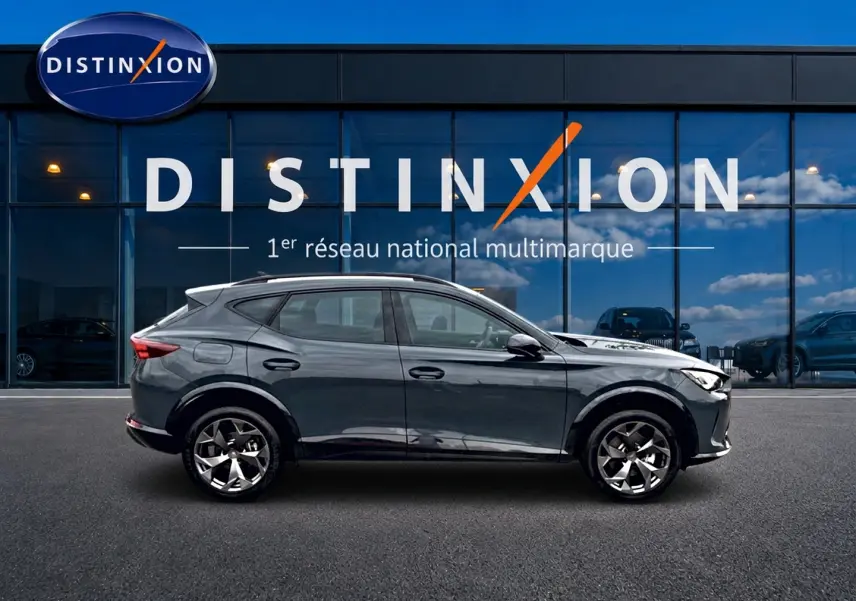 Vue latérale droite d'une CUPRA Formentor 1.5 etsi hybrid 150 DSG7 en bleu fjord, avec jantes 18 pouces et lignes dynamiques.