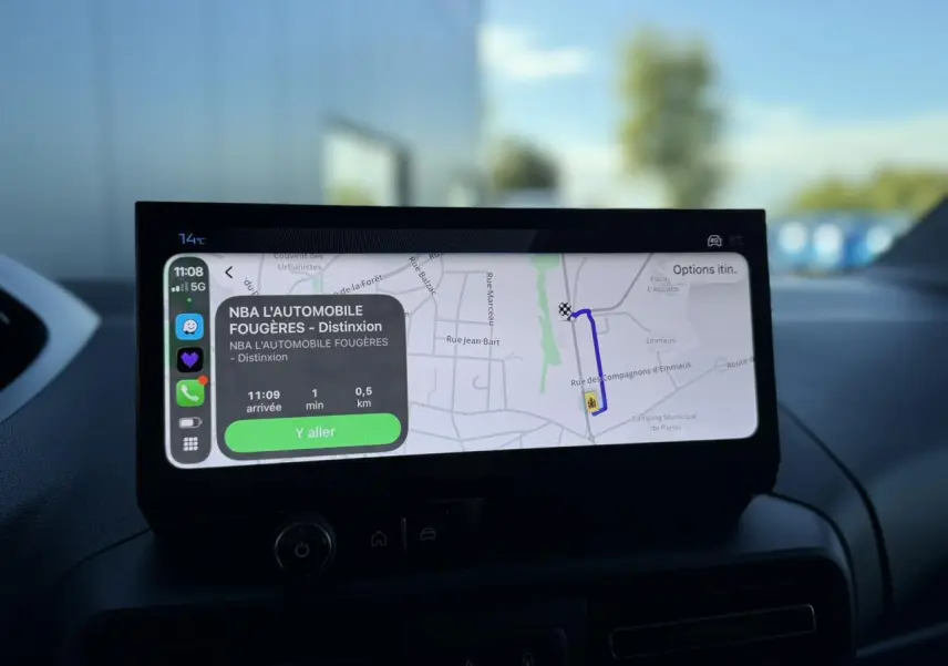 Écran tactile 10 pouces du Peugeot Partner 2026 affichant la navigation avec itinéraire en cours.