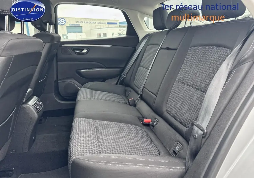 Vue intérieure côté droit sur la banquette arrière tissu noir de la Renault Talisman gris alu 2020 avec ceintures visibles.