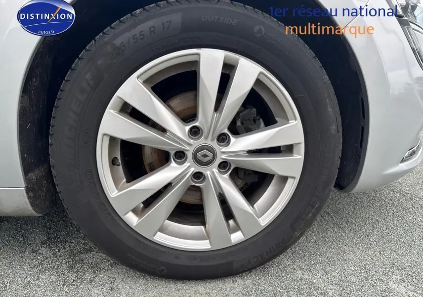 Gros plan sur la roue avant gauche avec jante alu gris alu d'une Renault Talisman 2020 essence