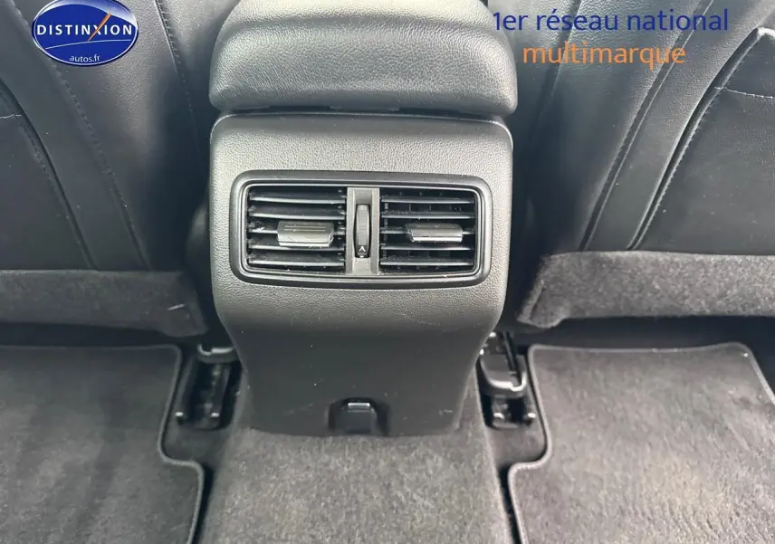 Conduit central arrière avec bouches d'aération sur Renault Talisman gris alu, vue depuis l'arrière des sièges avant.