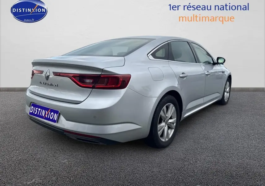 Renault Talisman gris alu vue 3/4 arrière droit, avec feux arrière LED et jantes alu visibles.