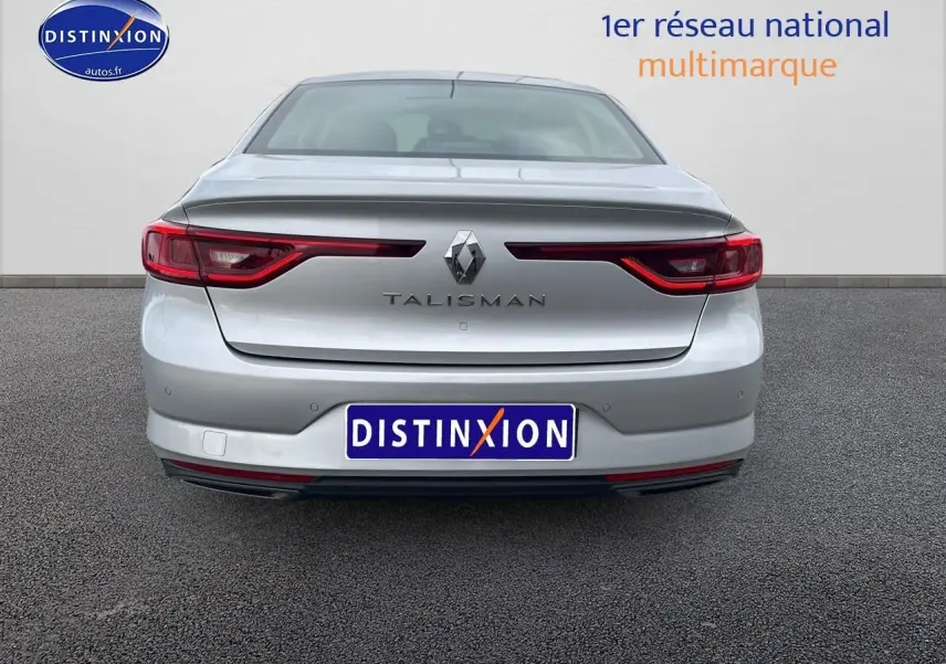 Vue arrière d'une Renault Talisman gris alu 2020 avec feux arrière LED et logo central bien visible.