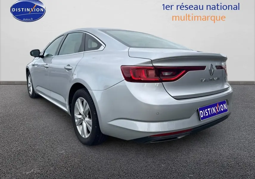 Vue 3/4 arrière droite d'une Renault Talisman gris alu avec feux arrière LED et jantes alu.